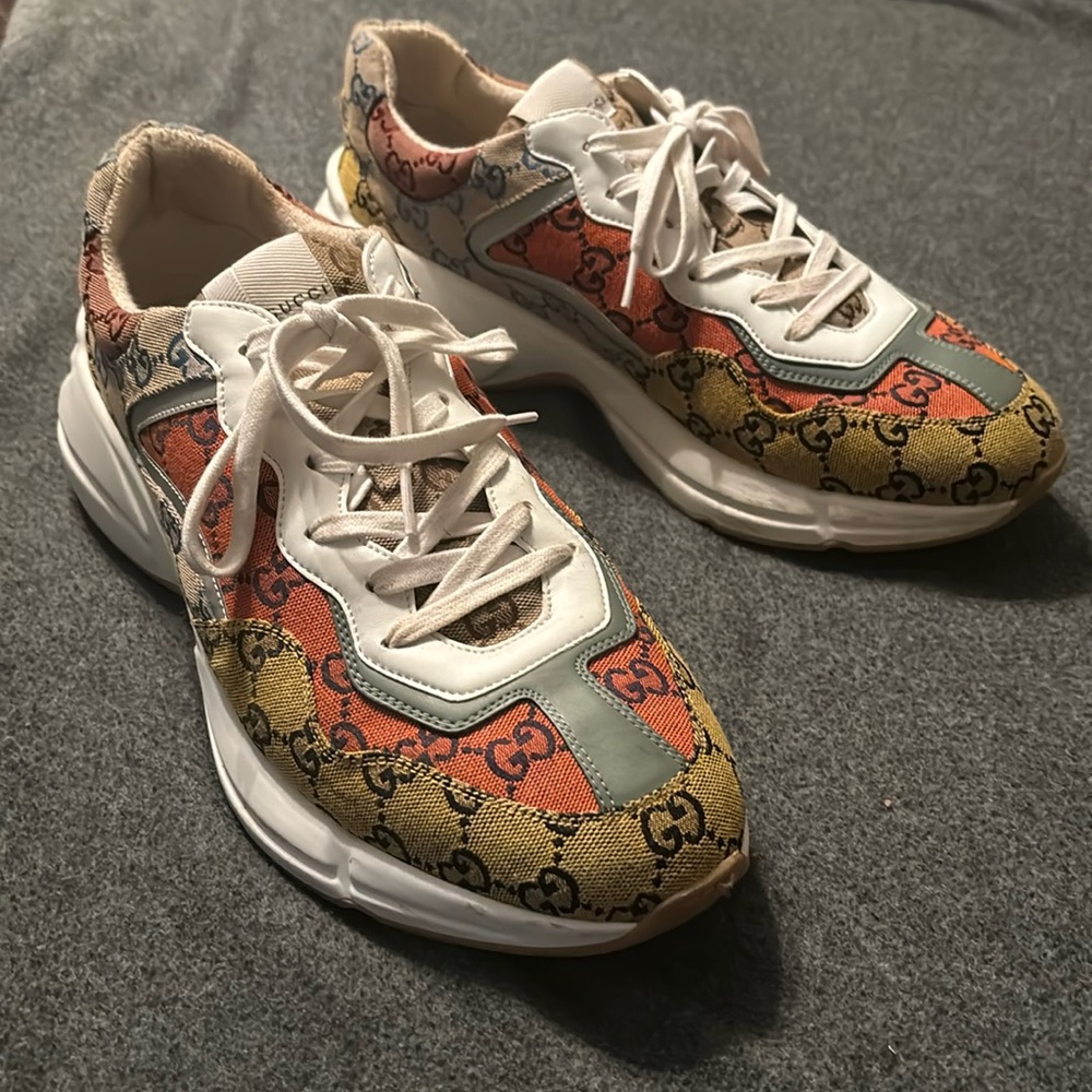 Selling Gucci shoes used but in good condition